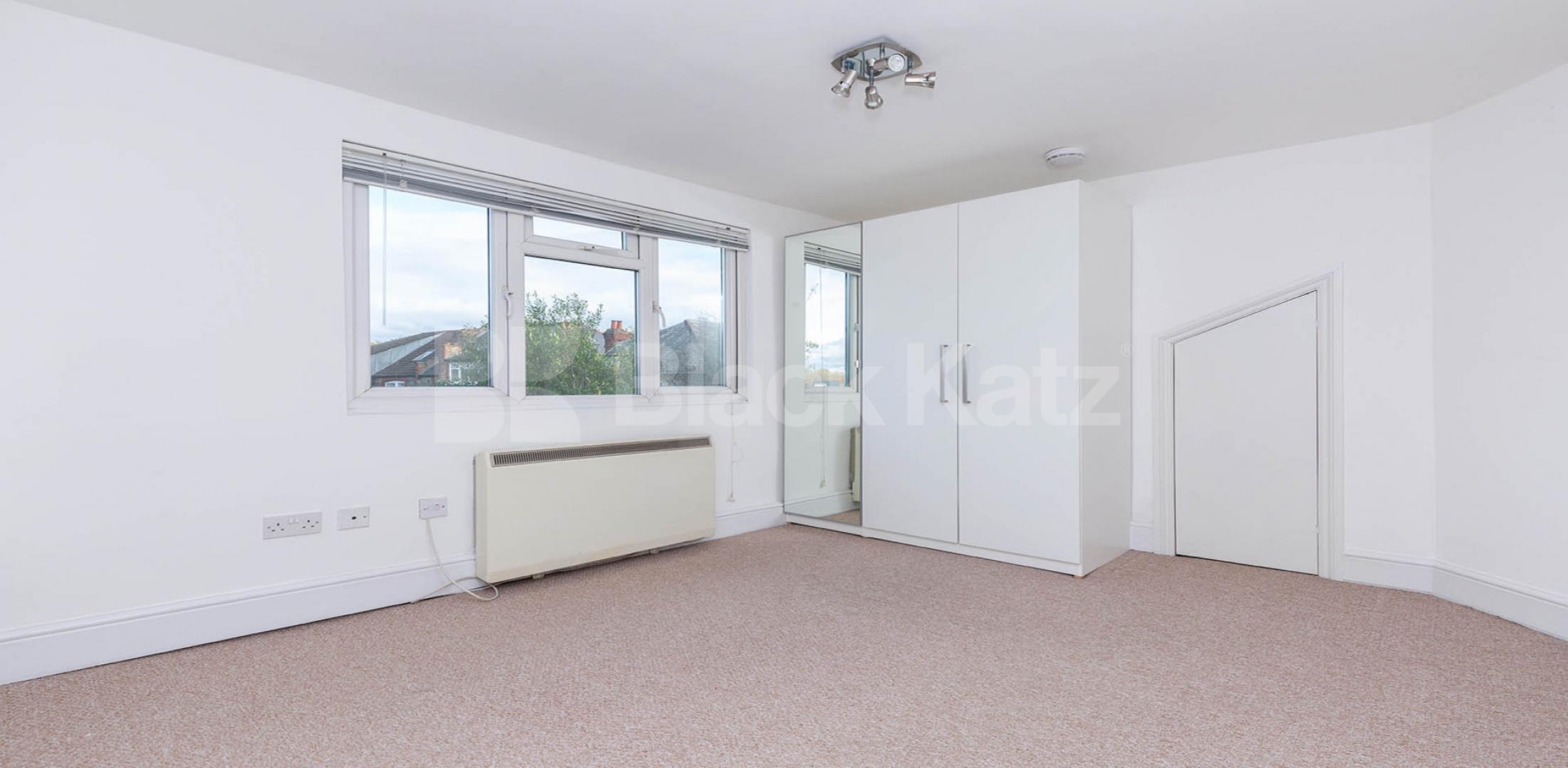 			VIRTUAL TOUR AVAILABLE!, 1 Bedroom, 1 bath, 1 reception Flat			 Tetherdown , Muswell Hill